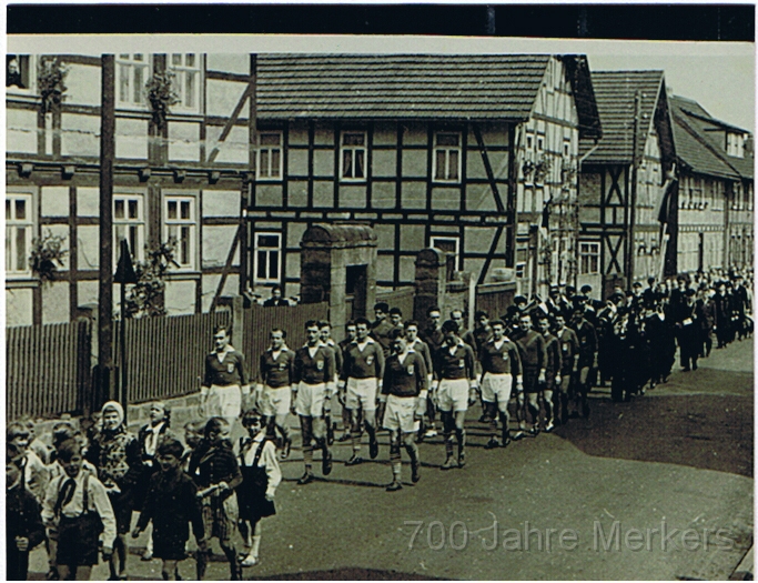 Handballverein-Umzug.jpg - Umzug des Handballvereins